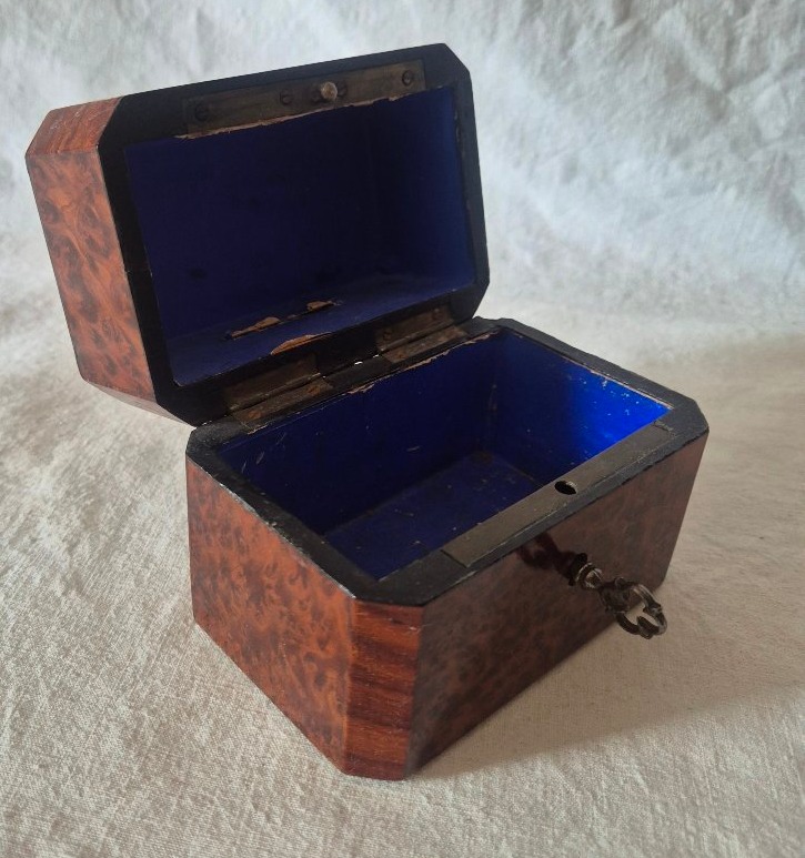 19th-century Wood-veneer Chest With Drawers -photo-3