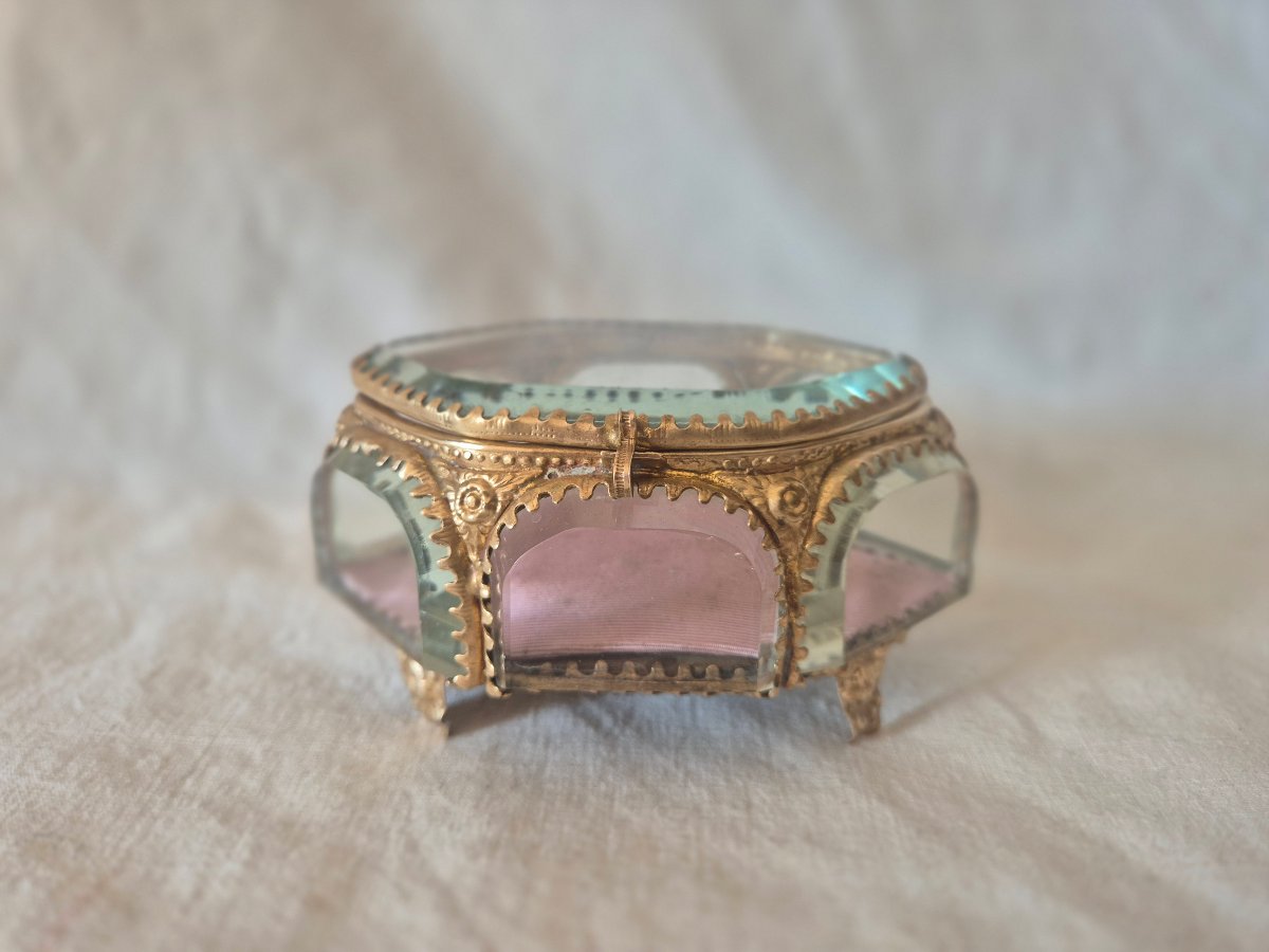 Boîte coffret à bijoux Napoléon III en verre à chanfrein et pomponne 