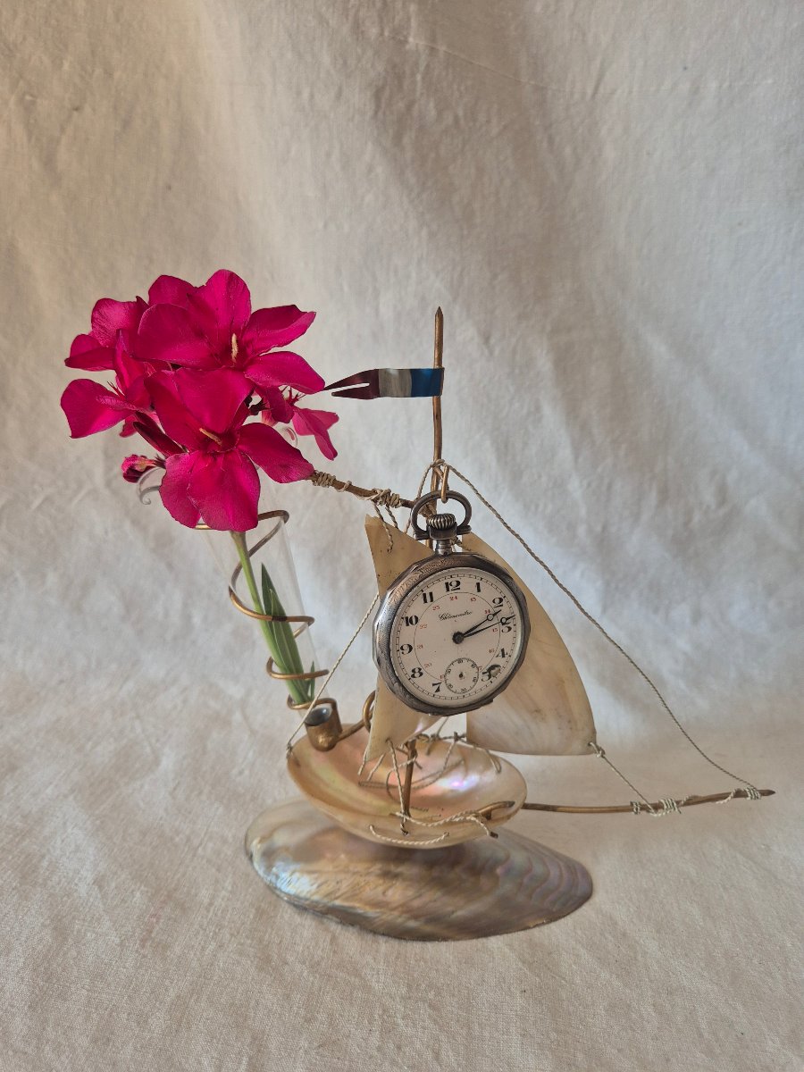 Porte montre vase voilier en nacre vers 1900