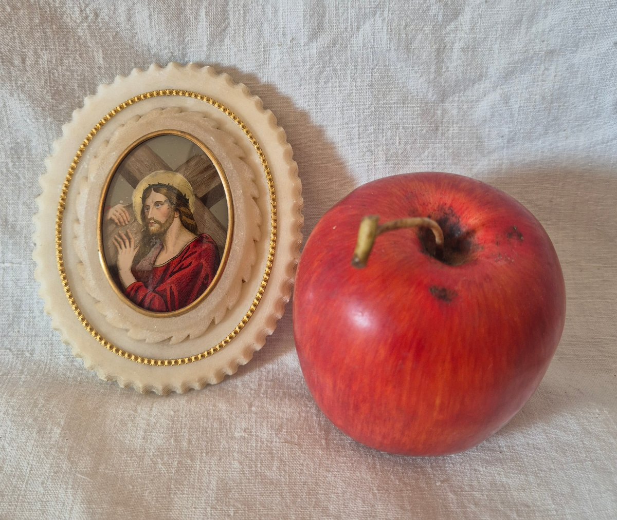 Jésus portant la croix dans un fixé sous verre et cadre en albâtre début XXème siècle e-photo-2
