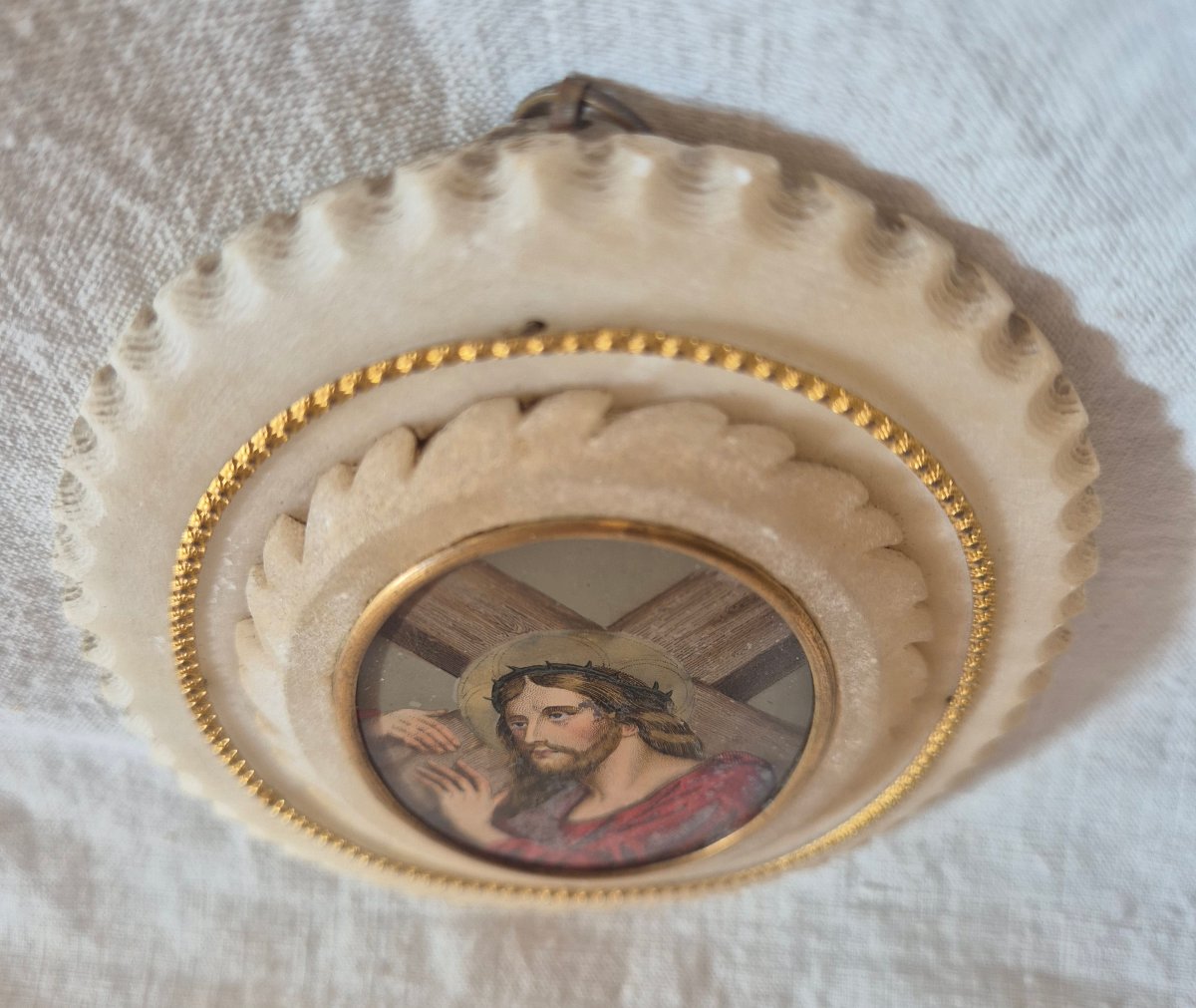 Jésus portant la croix dans un fixé sous verre et cadre en albâtre début XXème siècle e-photo-4