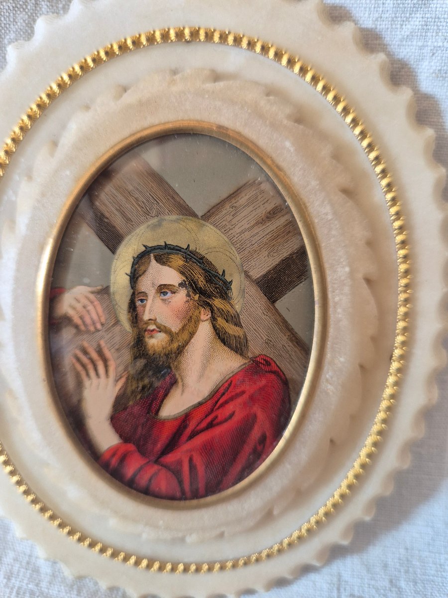 Jésus portant la croix dans un fixé sous verre et cadre en albâtre début XXème siècle e-photo-3