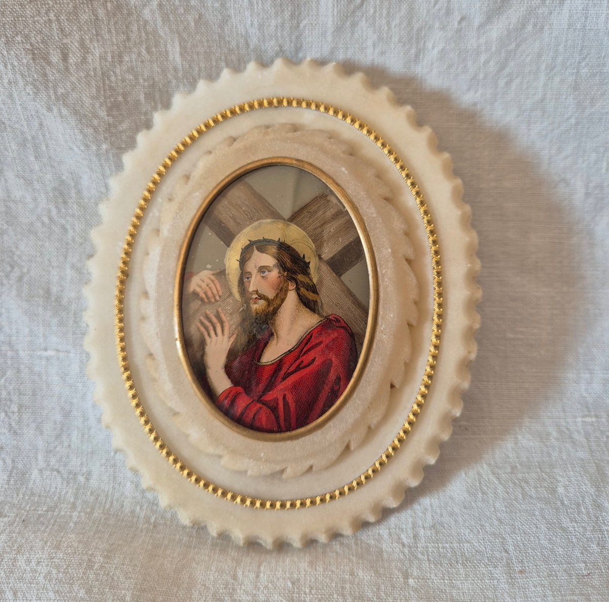 Jésus portant la croix dans un fixé sous verre et cadre en albâtre début XXème siècle e