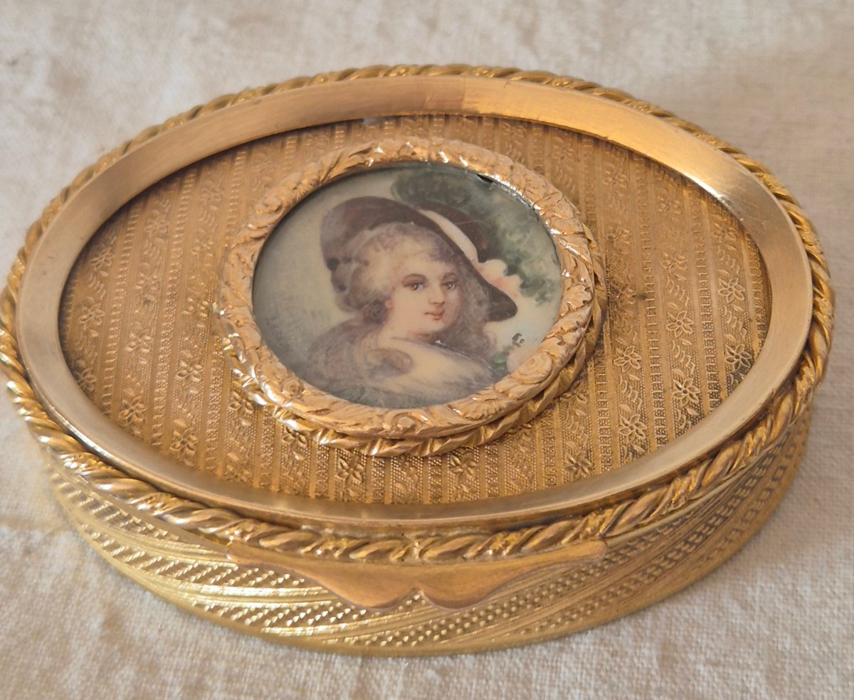 Oval-shaped Gilded Bronze Case With A Miniature Of Marie Antoinette From The Second Empire 