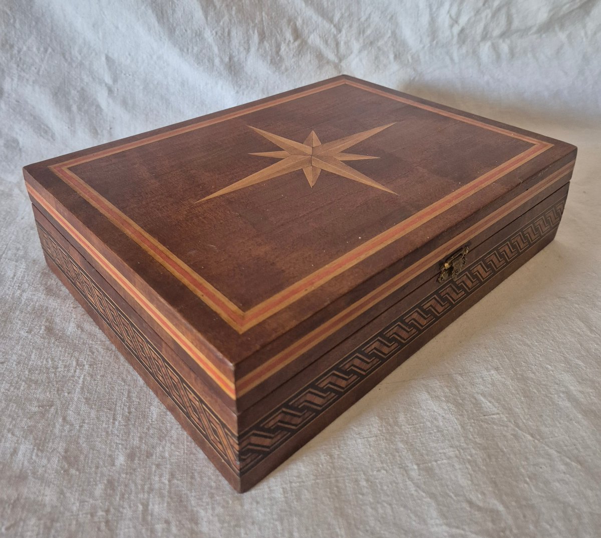 Coffret en bois de marqueterie à la rose des vents