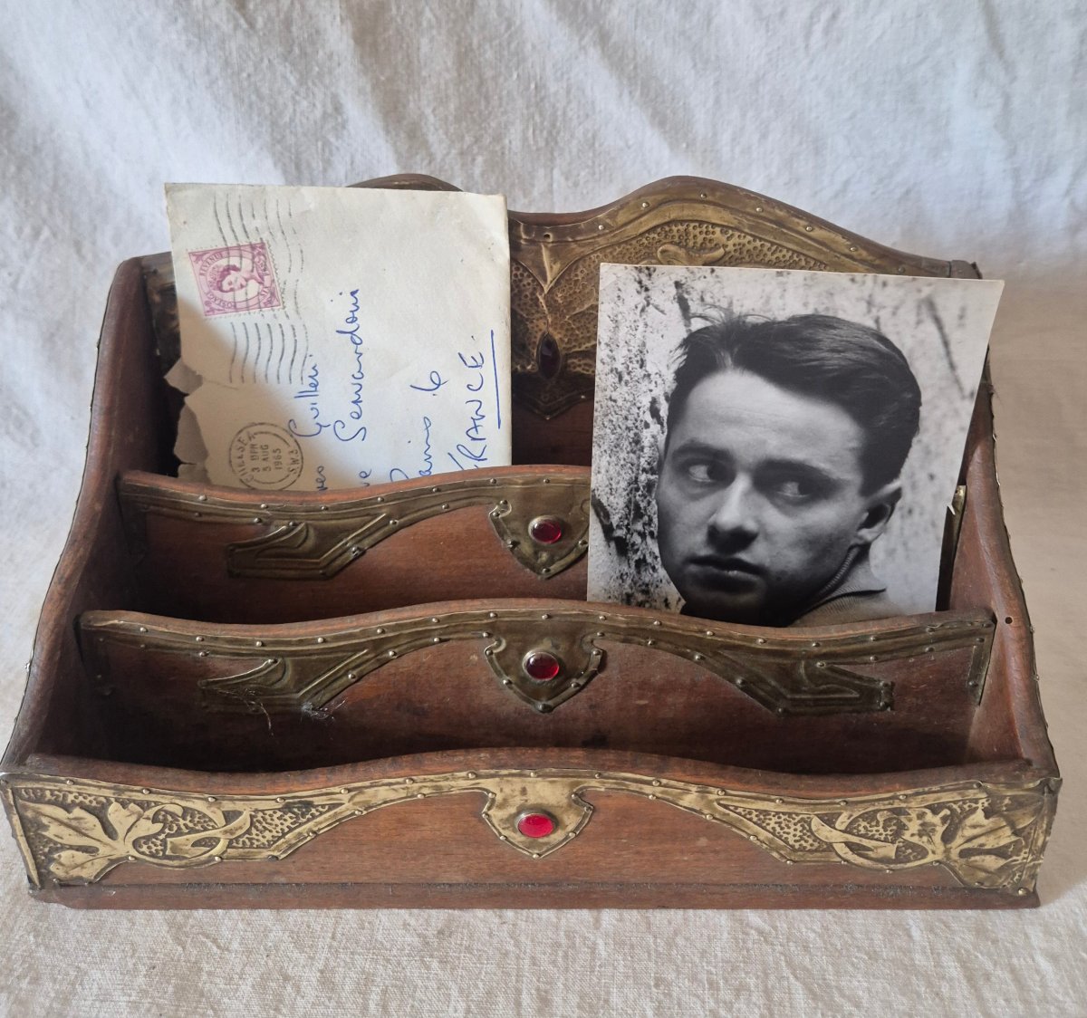 Porte courrier classeur Art Nouveau en bois et feuilles de laiton enchassant des pierres rouges-photo-2