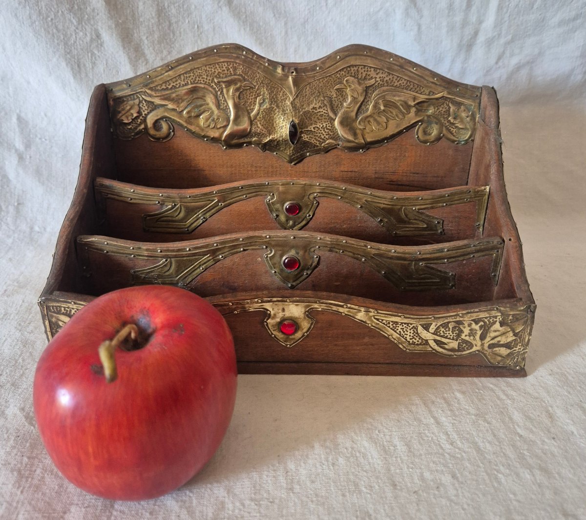 Porte courrier classeur Art Nouveau en bois et feuilles de laiton enchassant des pierres rouges-photo-3