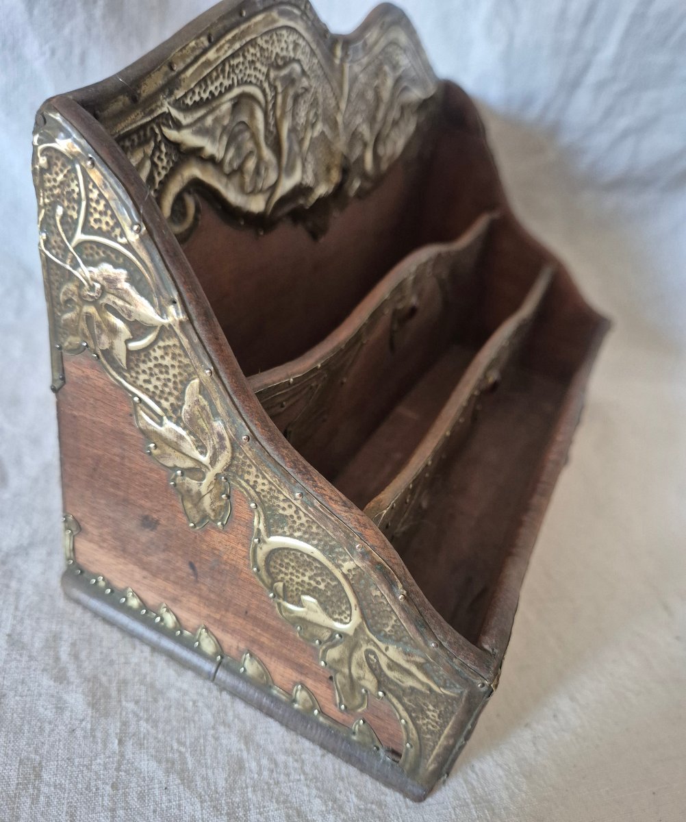 Porte courrier classeur Art Nouveau en bois et feuilles de laiton enchassant des pierres rouges-photo-1