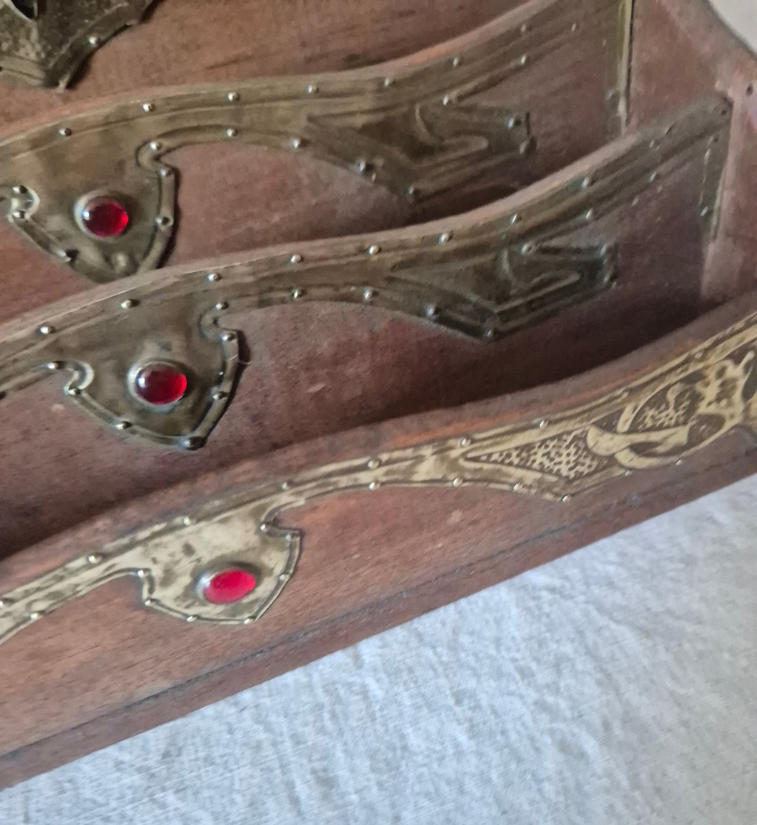 Porte courrier classeur Art Nouveau en bois et feuilles de laiton enchassant des pierres rouges-photo-2