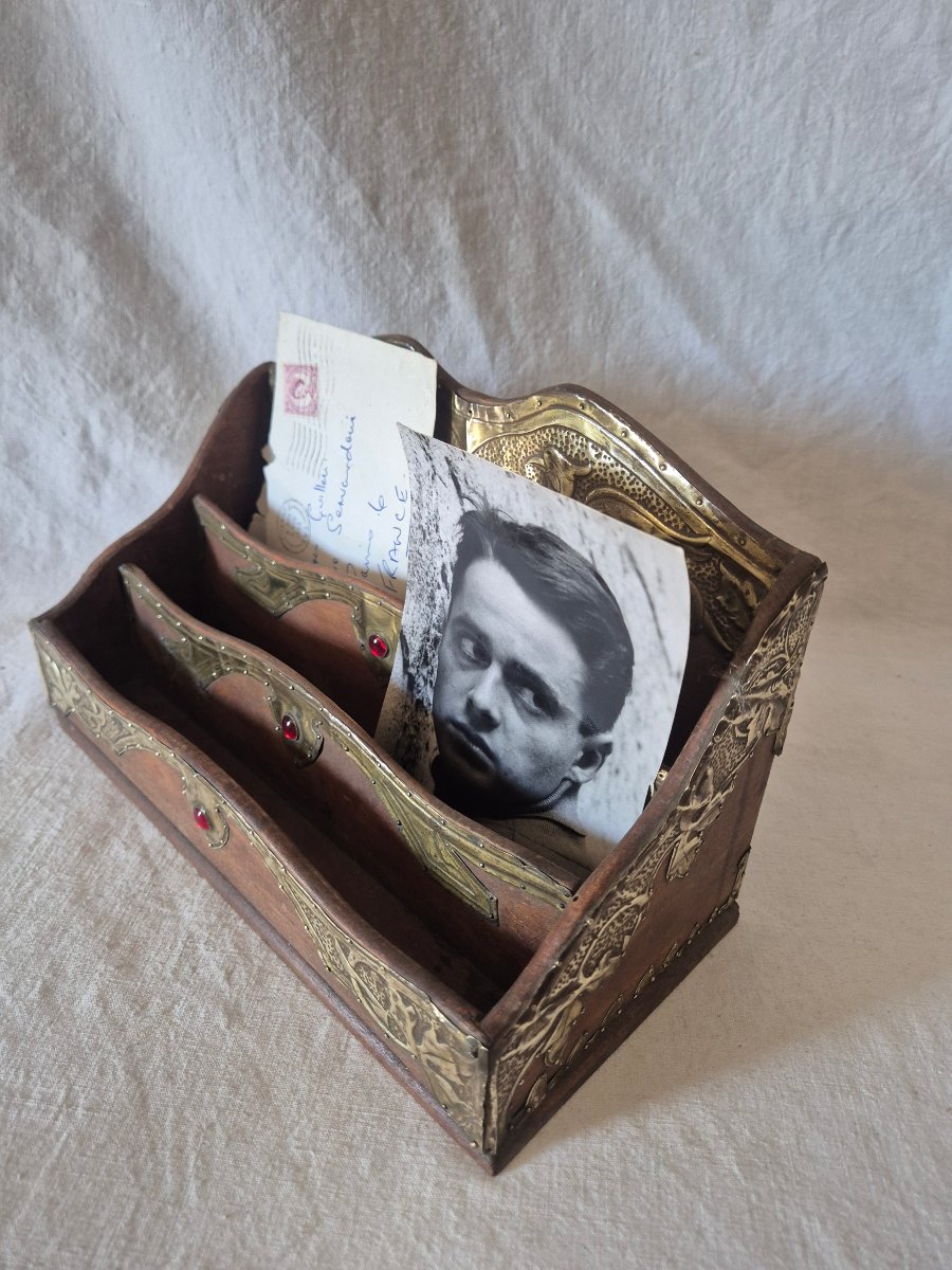 Porte courrier classeur Art Nouveau en bois et feuilles de laiton enchassant des pierres rouges-photo-4
