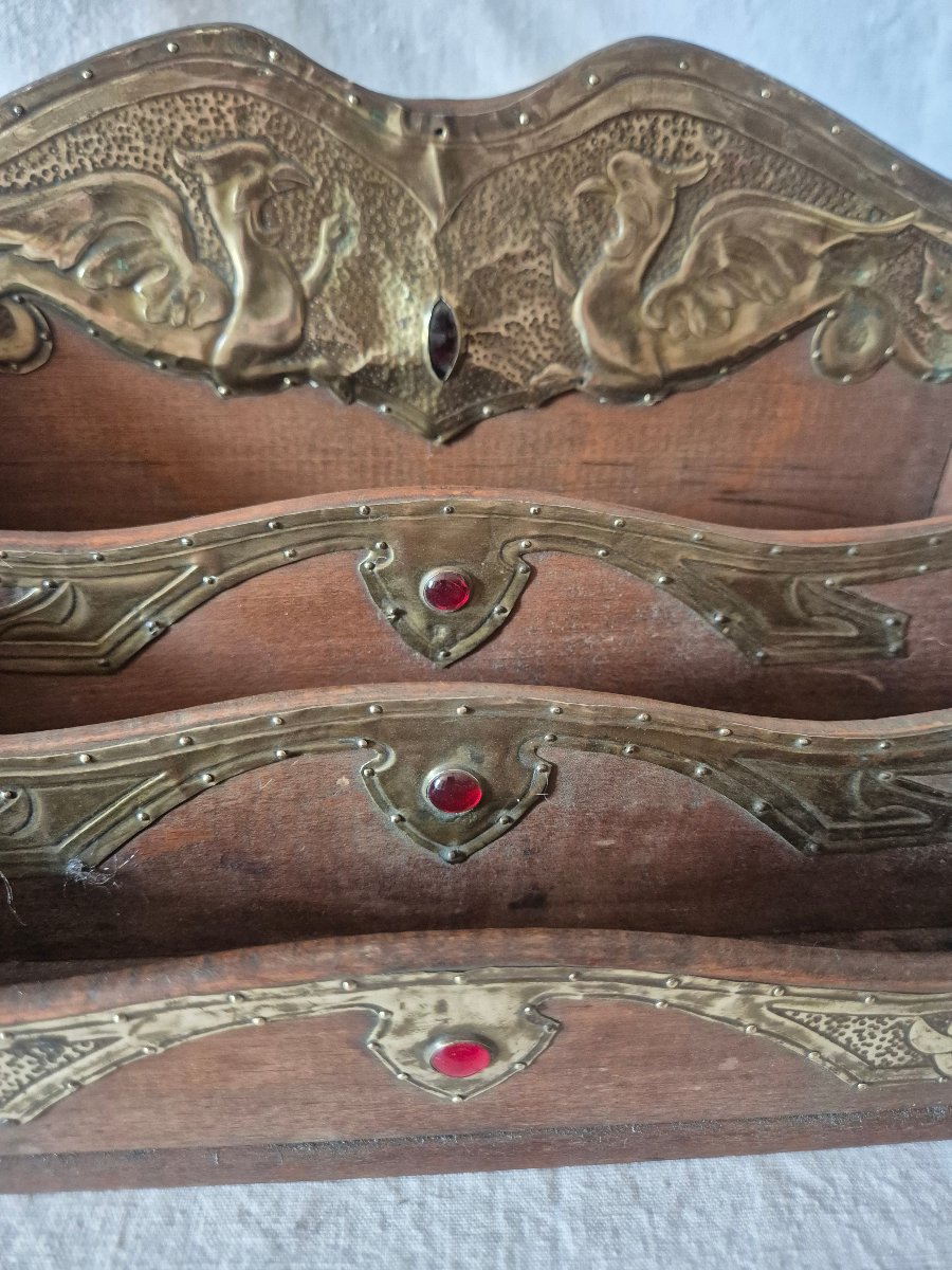 Porte courrier classeur Art Nouveau en bois et feuilles de laiton enchassant des pierres rouges-photo-5
