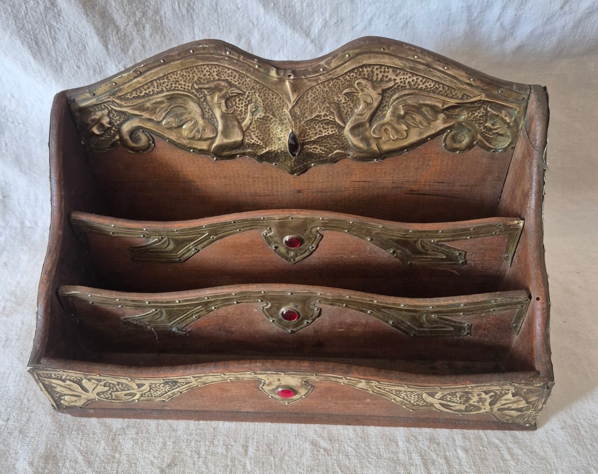 Porte courrier classeur Art Nouveau en bois et feuilles de laiton enchassant des pierres rouges