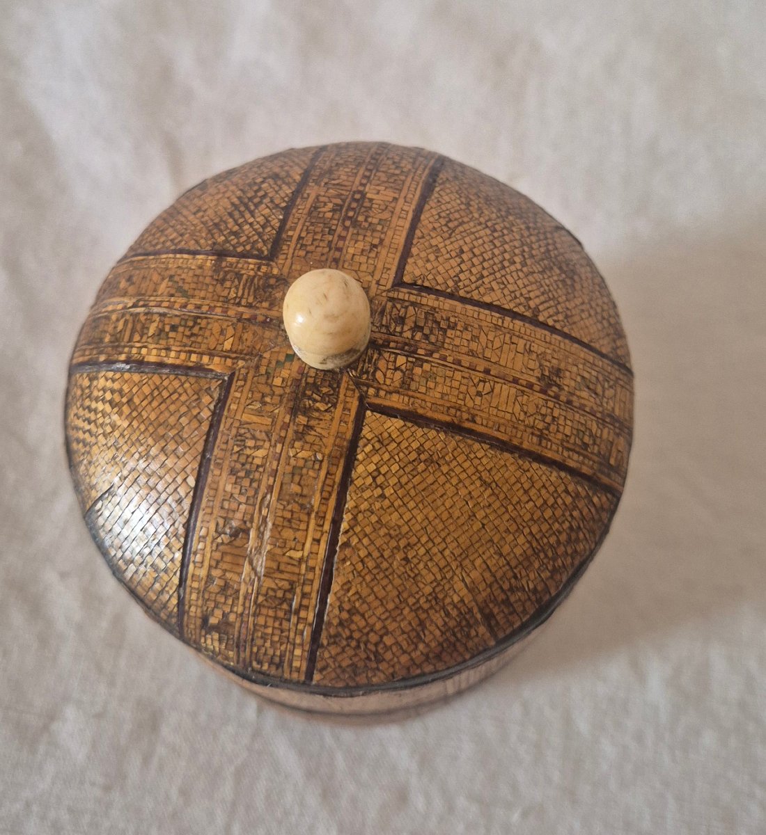 Boîte à couvercle bombé en marqueterie de paille début XIXème siècle -photo-3