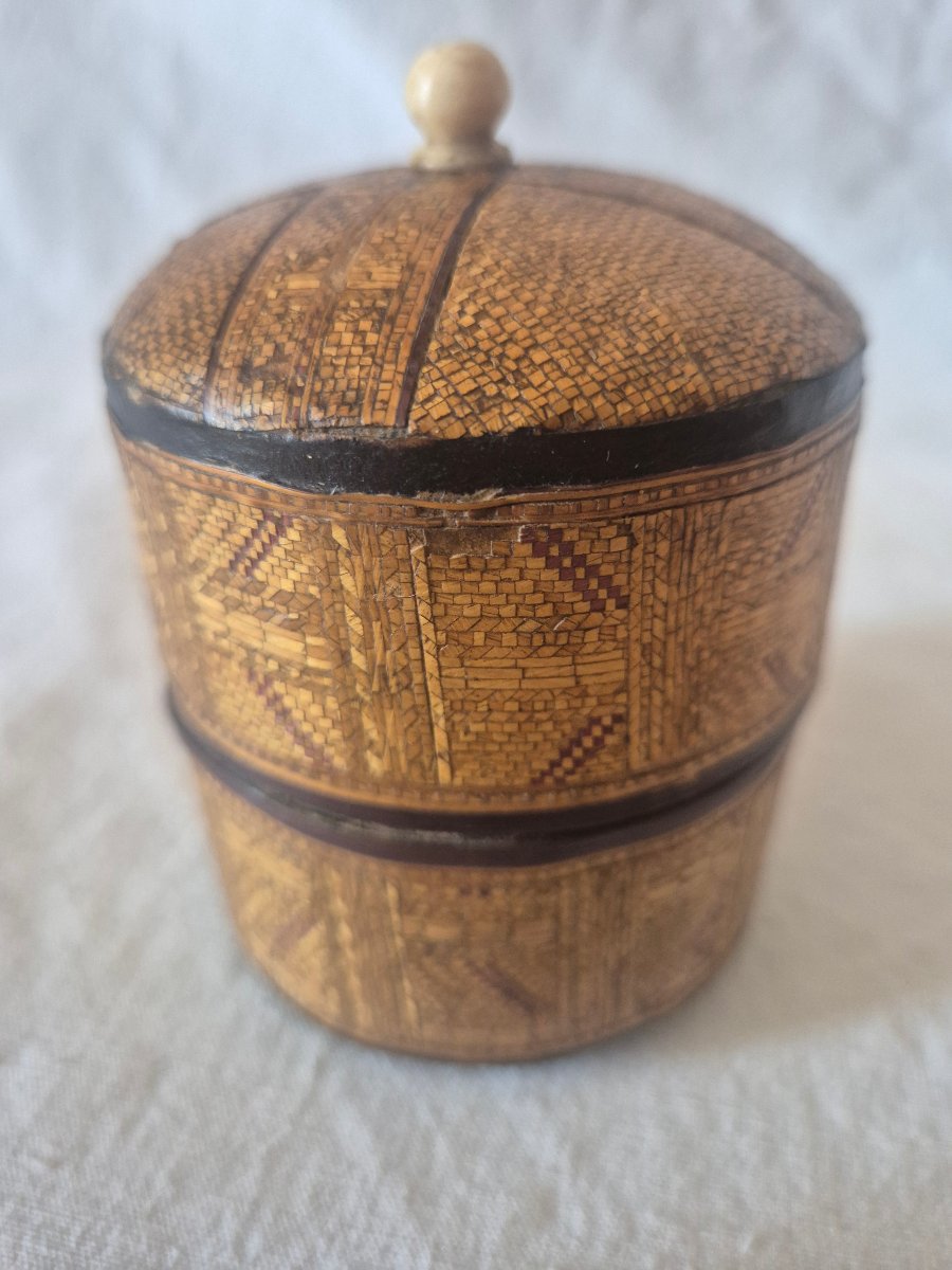Boîte à couvercle bombé en marqueterie de paille début XIXème siècle 