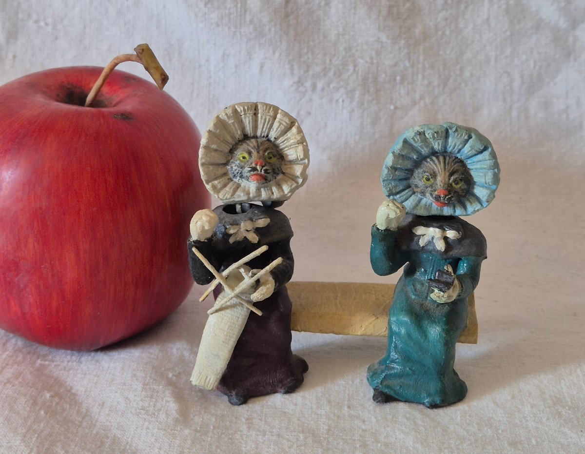 Shaky Grandmothers: Polychrome Metal Cats On A Bench With Bobbing Heads-photo-2