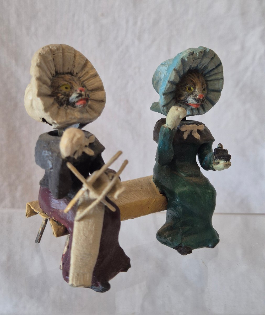Shaky Grandmothers: Polychrome Metal Cats On A Bench With Bobbing Heads-photo-4