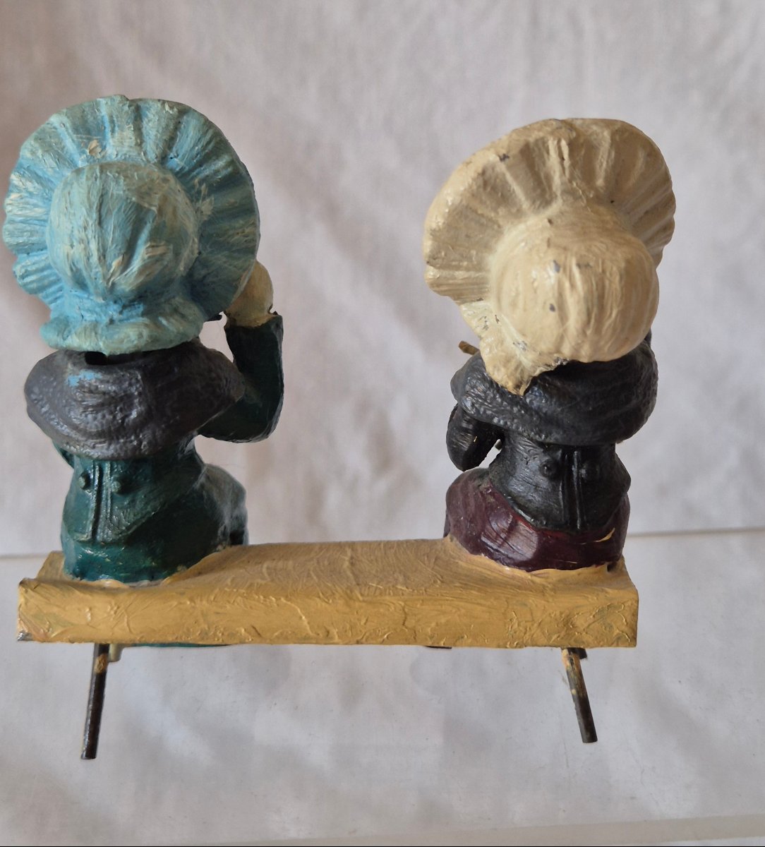 Shaky Grandmothers: Polychrome Metal Cats On A Bench With Bobbing Heads-photo-2