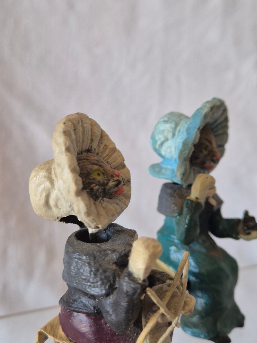 Shaky Grandmothers: Polychrome Metal Cats On A Bench With Bobbing Heads-photo-4
