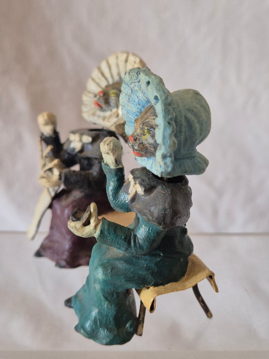 Shaky Grandmothers: Polychrome Metal Cats On A Bench With Bobbing Heads-photo-5