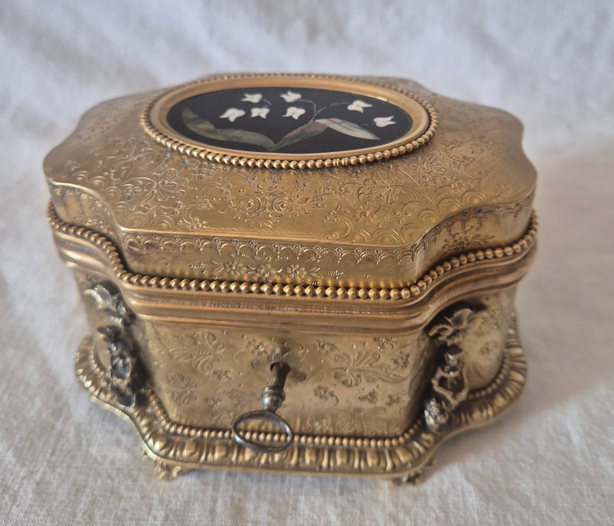 A Precious Gilded Bronze Box By Tahan, With A Flowing Design And A Pietra Dura Medallion -photo-2