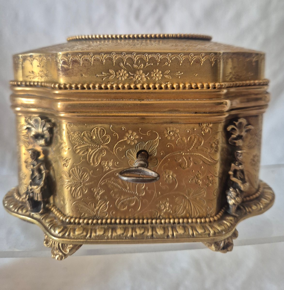A Precious Gilded Bronze Box By Tahan, With A Flowing Design And A Pietra Dura Medallion -photo-3