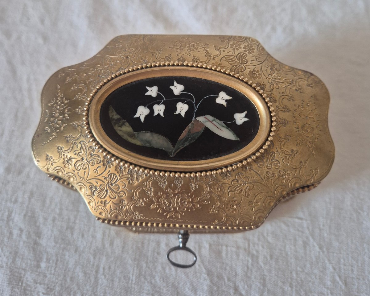 A Precious Gilded Bronze Box By Tahan, With A Flowing Design And A Pietra Dura Medallion -photo-4