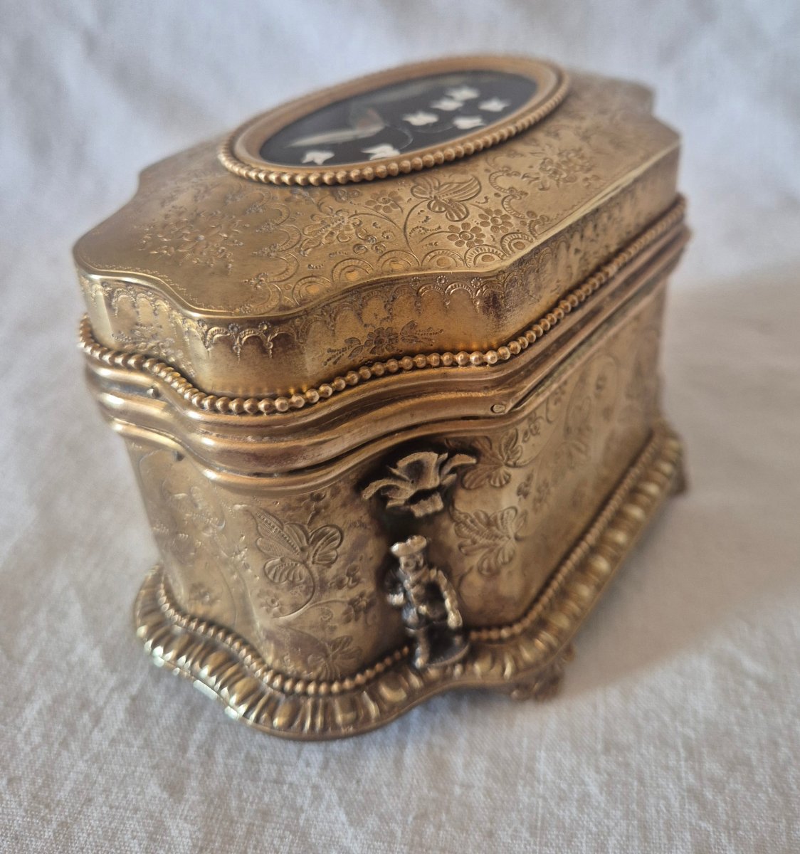 A Precious Gilded Bronze Box By Tahan, With A Flowing Design And A Pietra Dura Medallion -photo-1