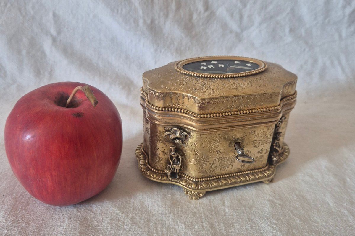 A Precious Gilded Bronze Box By Tahan, With A Flowing Design And A Pietra Dura Medallion -photo-2