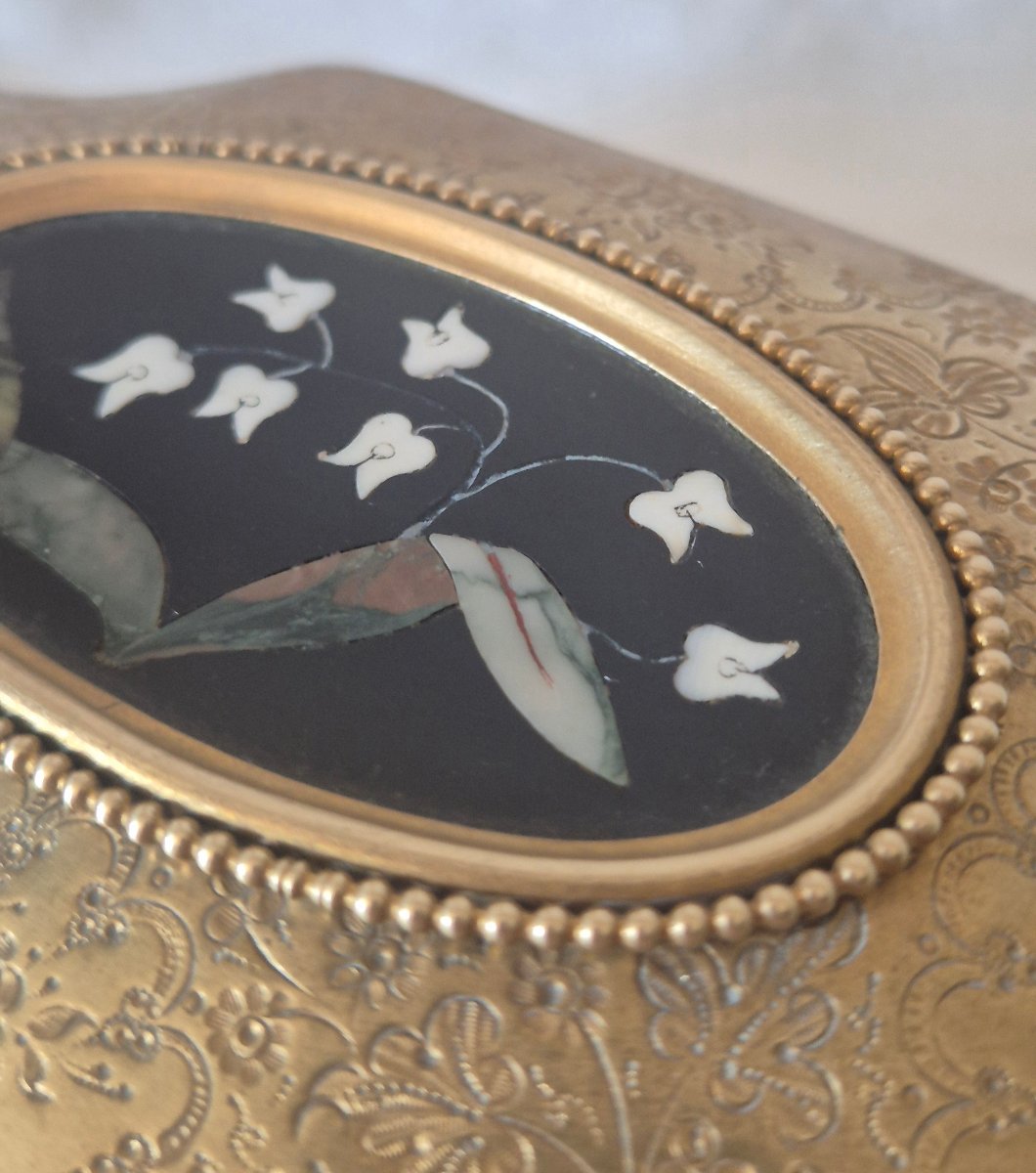 A Precious Gilded Bronze Box By Tahan, With A Flowing Design And A Pietra Dura Medallion -photo-4