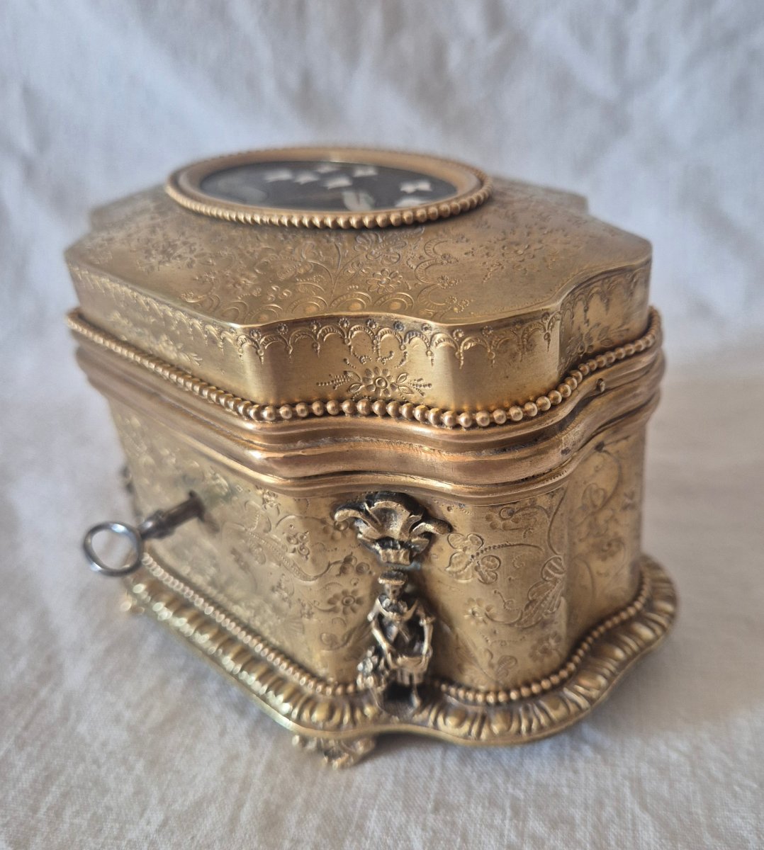 A Precious Gilded Bronze Box By Tahan, With A Flowing Design And A Pietra Dura Medallion -photo-5