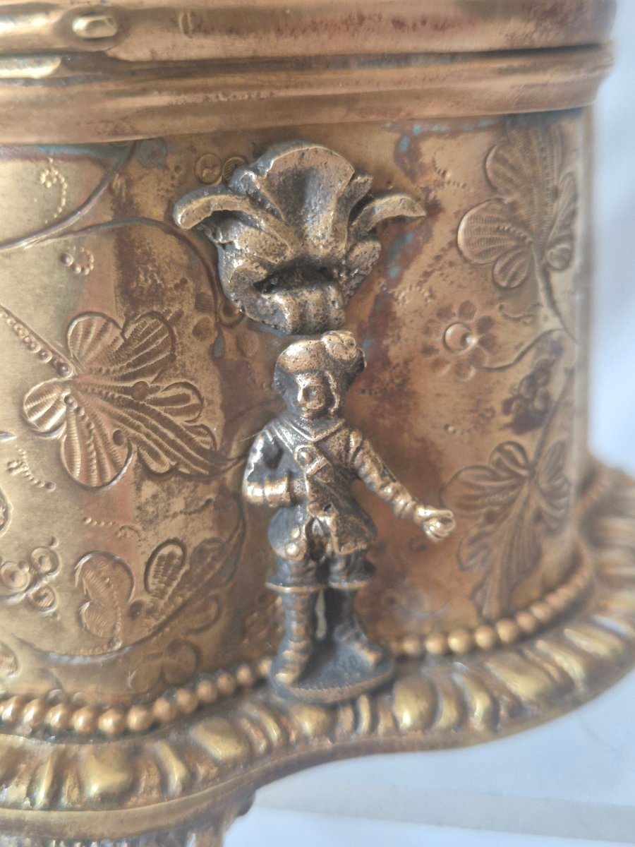 A Precious Gilded Bronze Box By Tahan, With A Flowing Design And A Pietra Dura Medallion -photo-6