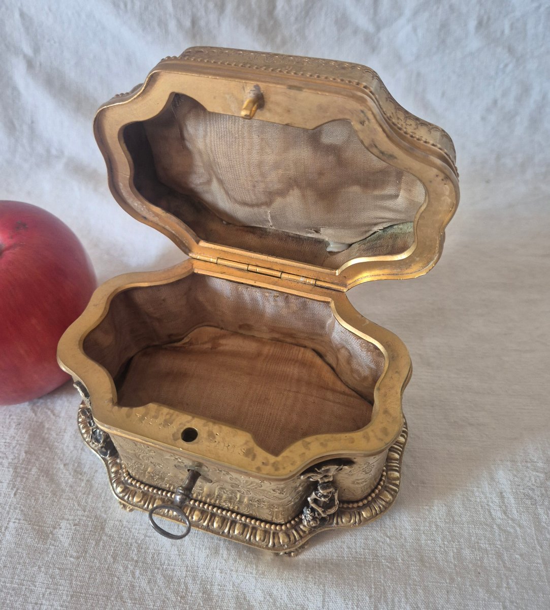 A Precious Gilded Bronze Box By Tahan, With A Flowing Design And A Pietra Dura Medallion -photo-7