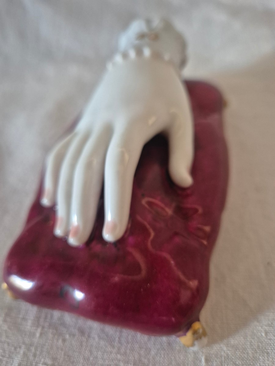 Presse papier main féminine sur coussin porcelaine de Vieux Paris  du XIXème siècle -photo-2
