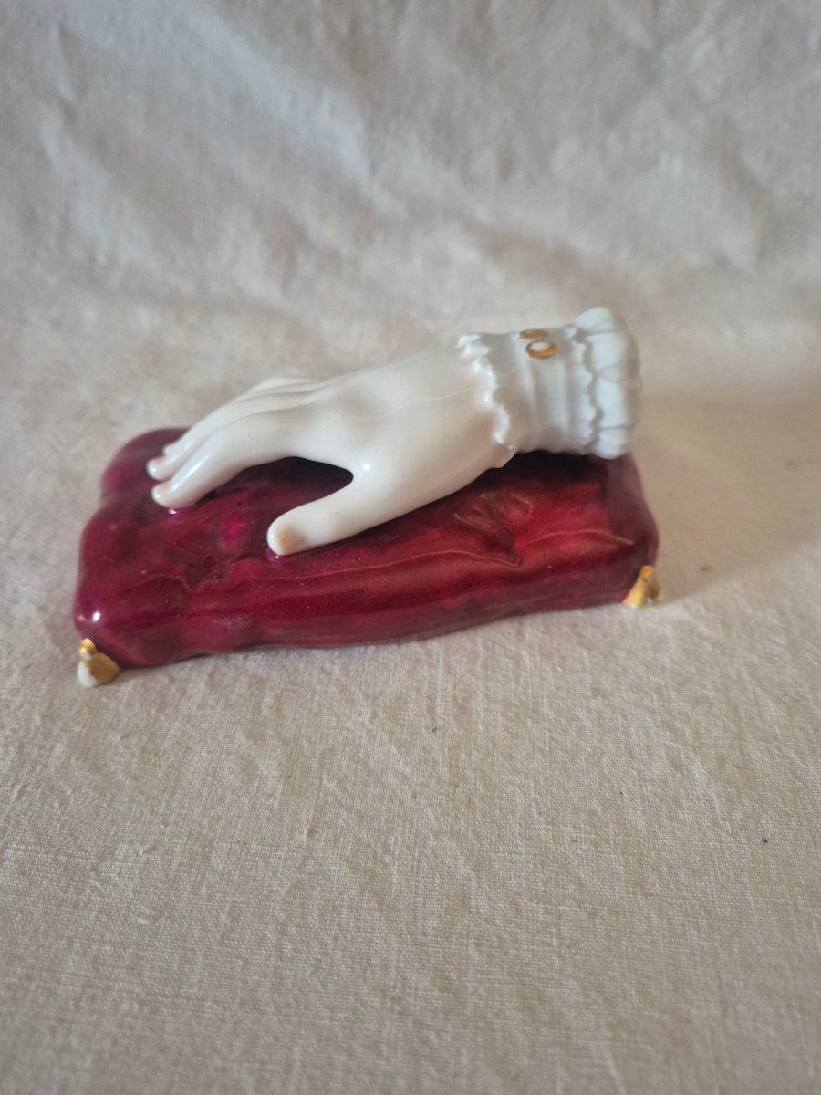Presse papier main féminine sur coussin porcelaine de Vieux Paris  du XIXème siècle -photo-3