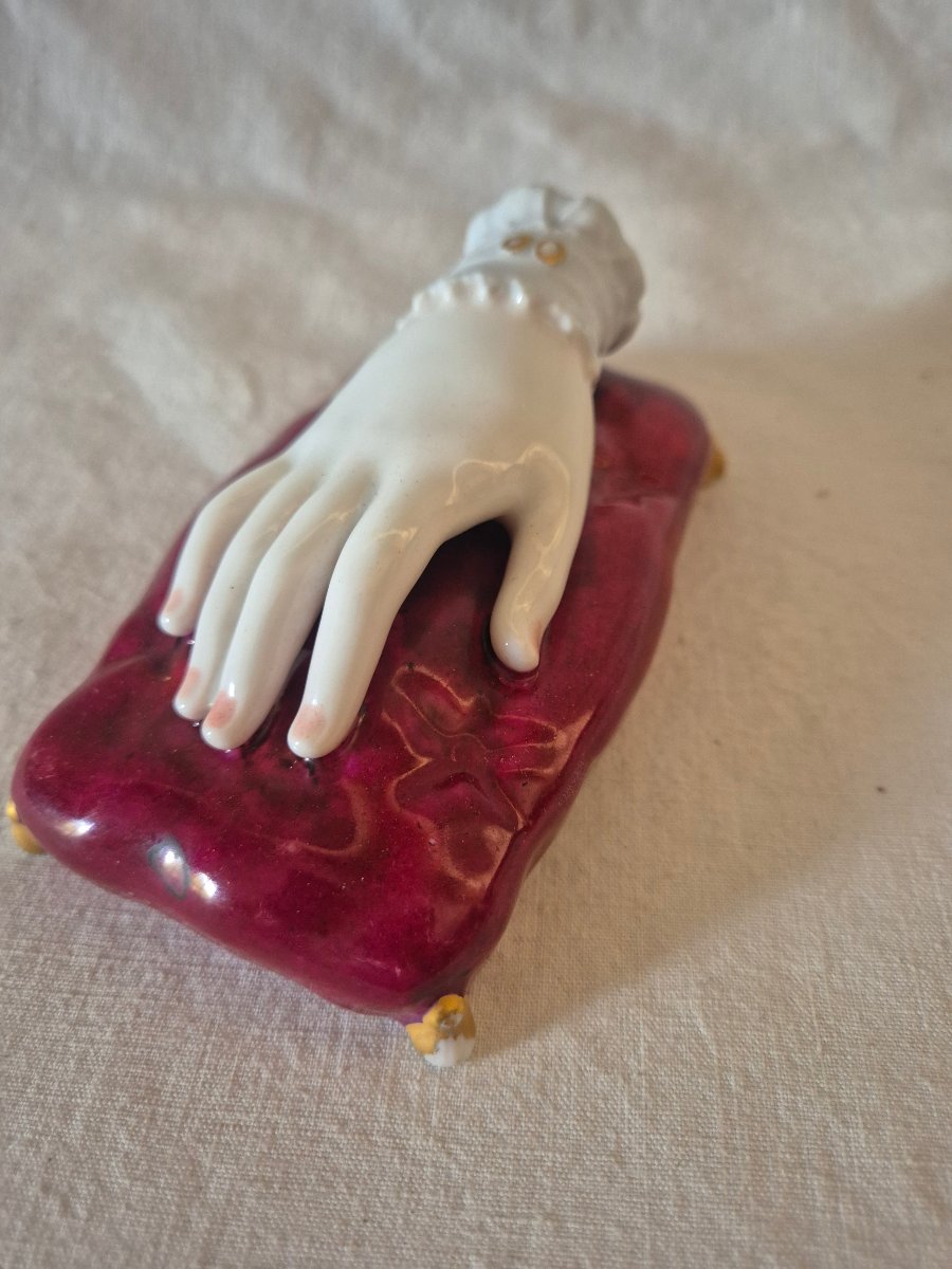Presse papier main féminine sur coussin porcelaine de Vieux Paris  du XIXème siècle -photo-1