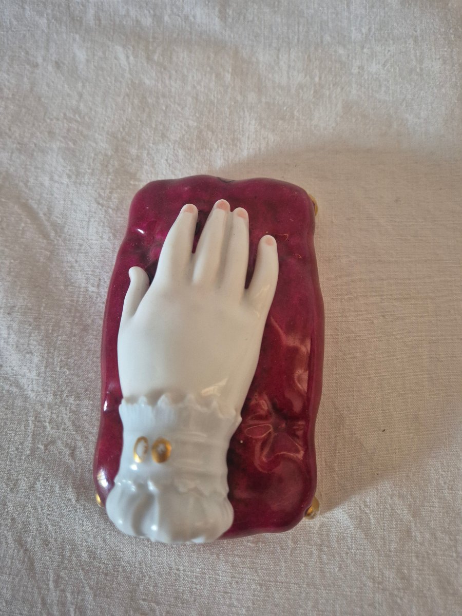 Presse papier main féminine sur coussin porcelaine de Vieux Paris  du XIXème siècle -photo-2