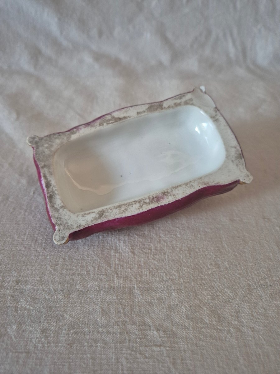 Presse papier main féminine sur coussin porcelaine de Vieux Paris  du XIXème siècle -photo-3