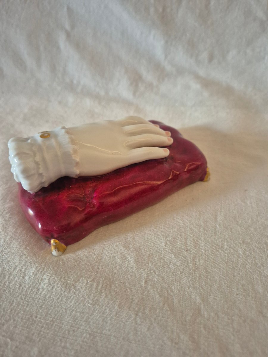Presse papier main féminine sur coussin porcelaine de Vieux Paris  du XIXème siècle -photo-4