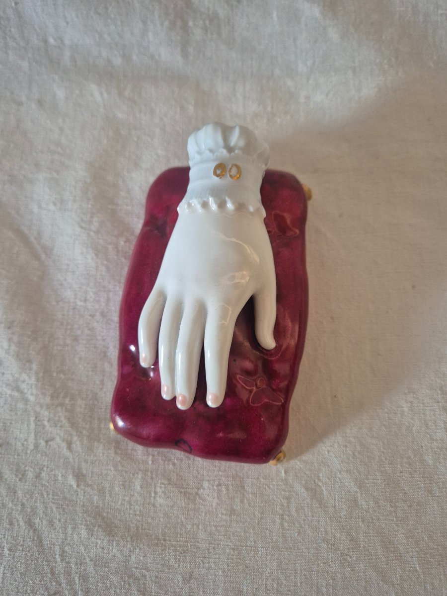 Presse papier main féminine sur coussin porcelaine de Vieux Paris  du XIXème siècle 