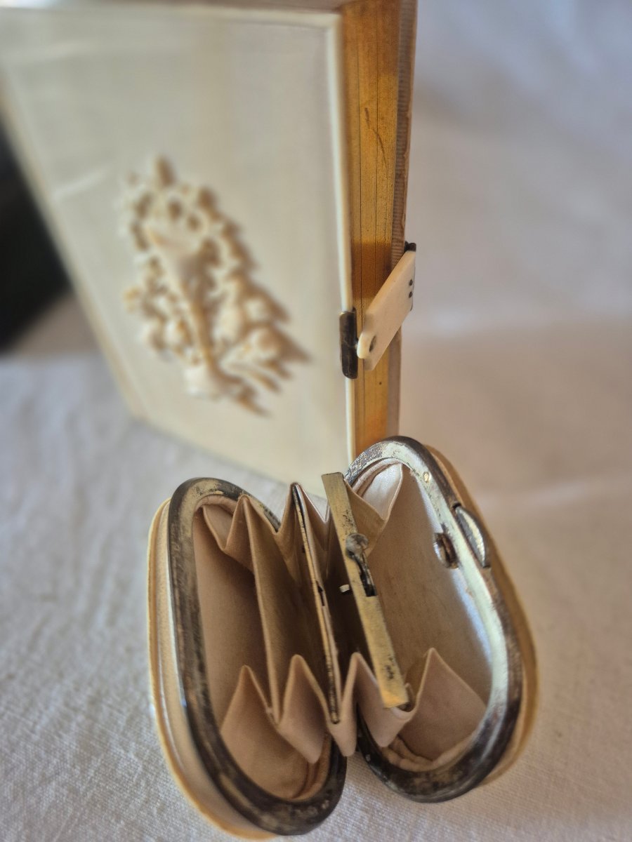 Missel et son aumônière en ivoire de 1886 dans leur coffret d’origine -photo-1