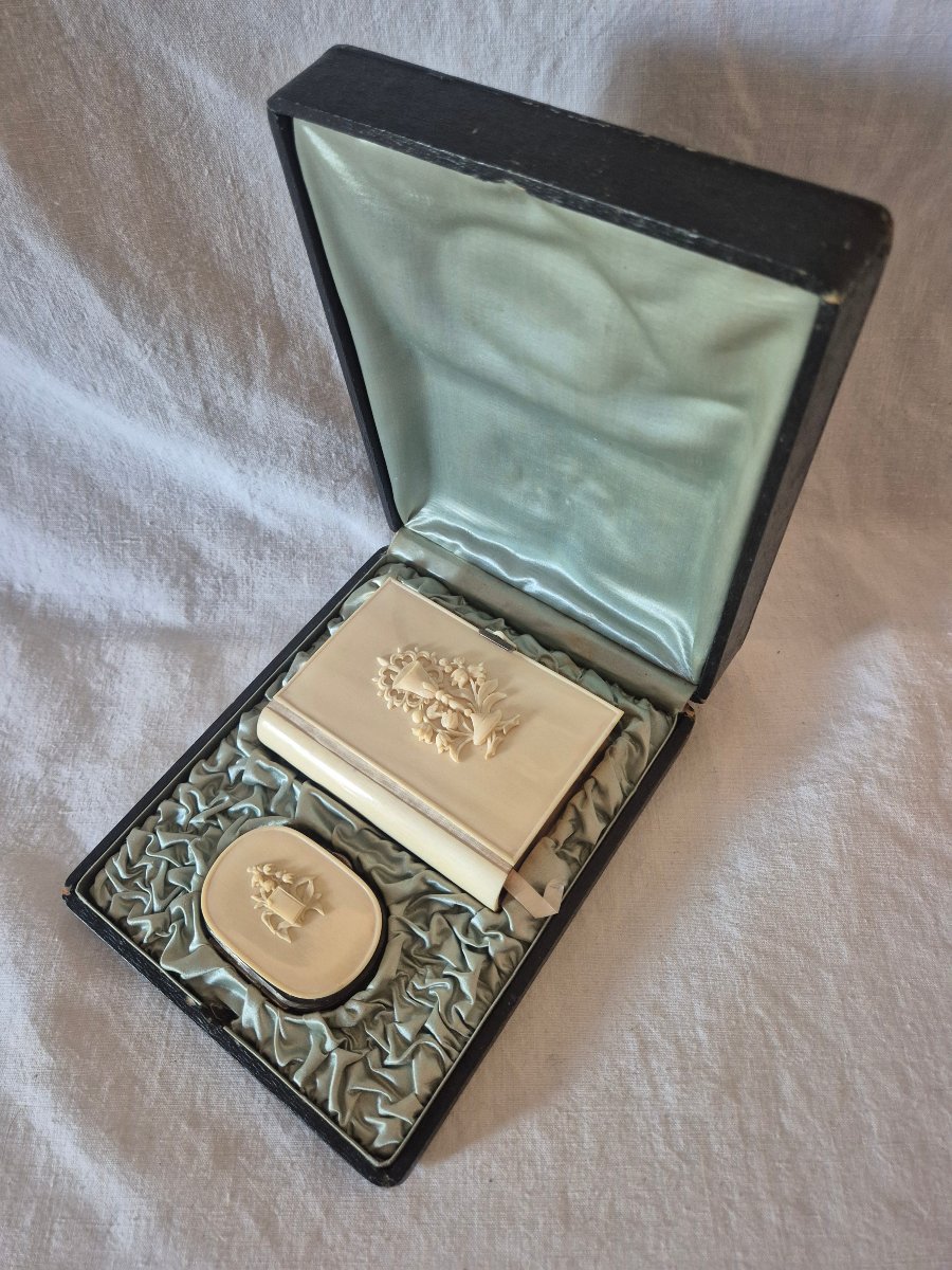 Missel et son aumônière en ivoire de 1886 dans leur coffret d’origine 