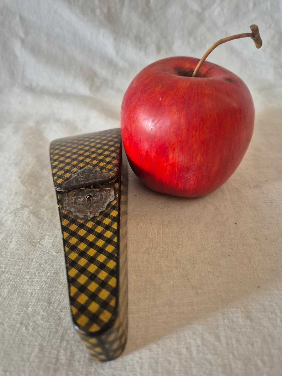 Étui de couture pour ciseaux dans un tartan jaune et noir,  Mauchline, Ecosse XIXème siècle -photo-2