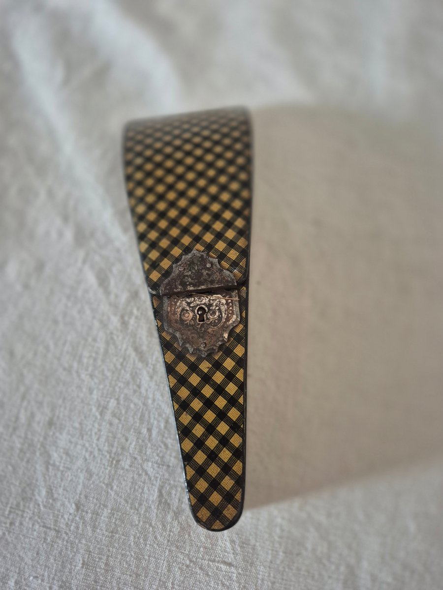 Étui de couture pour ciseaux dans un tartan jaune et noir,  Mauchline, Ecosse XIXème siècle 