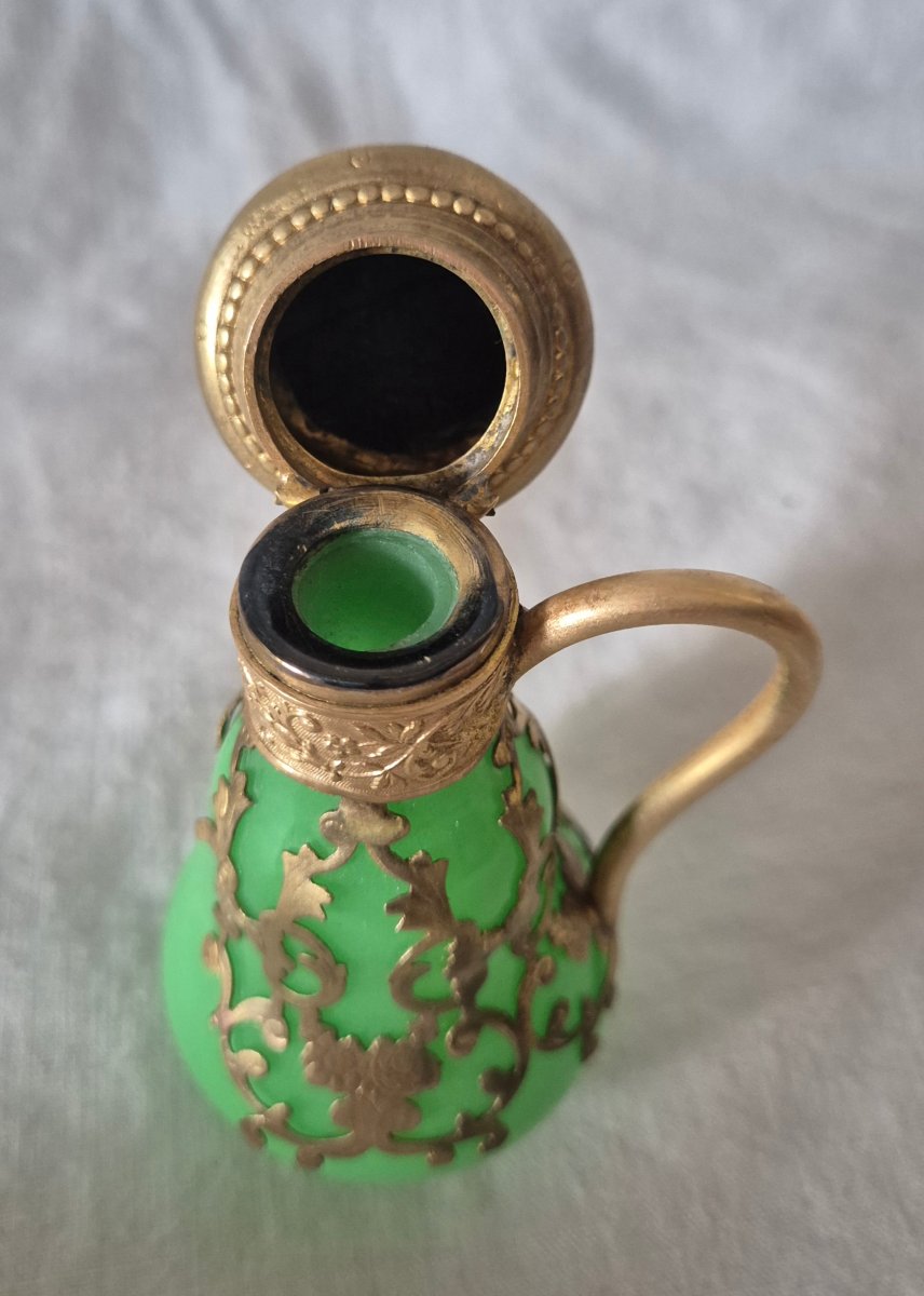 Flacon de parfum en opaline verte et habillé d’une dentelle de pomponne doré -photo-3