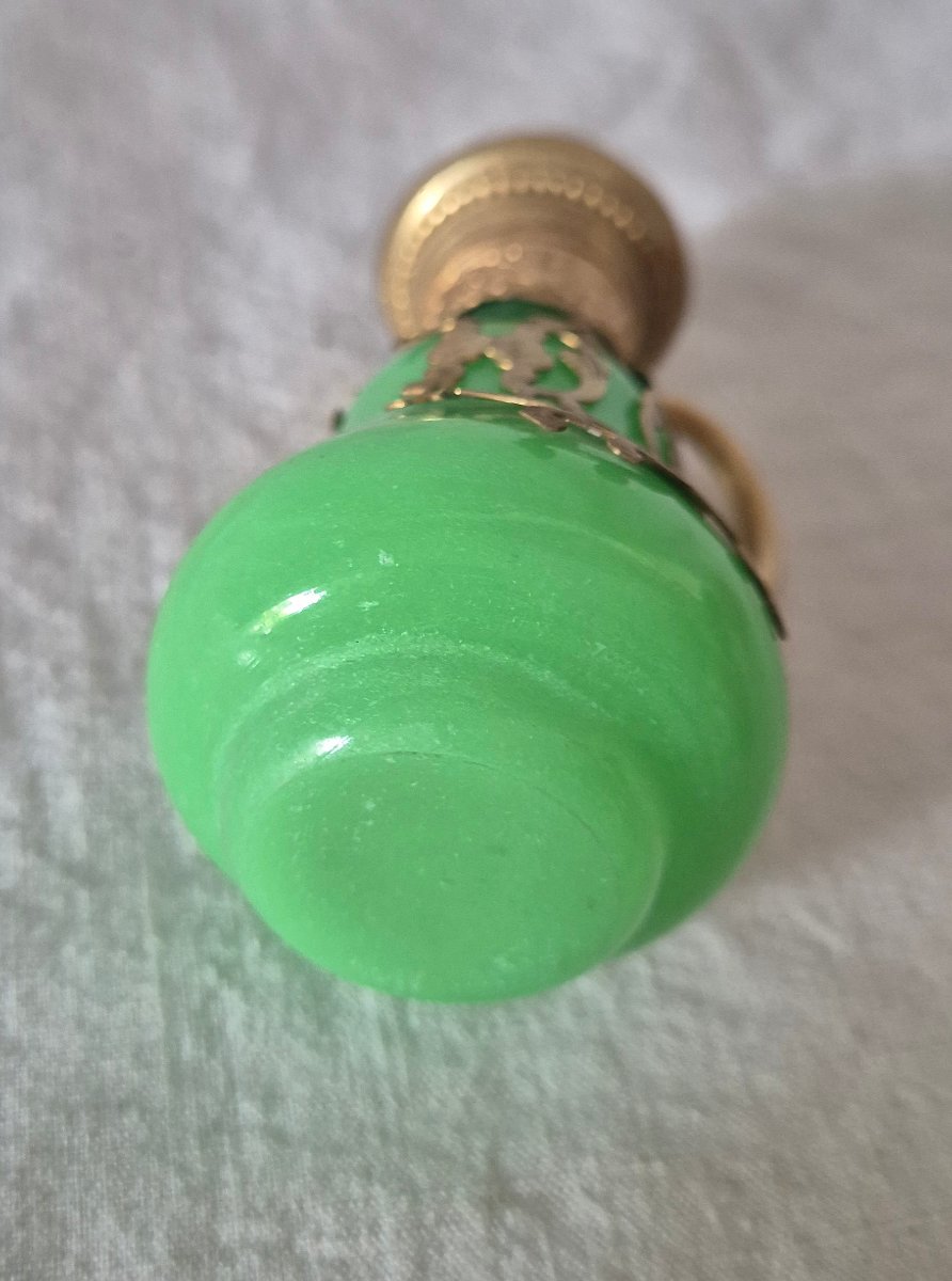 Flacon de parfum en opaline verte et habillé d’une dentelle de pomponne doré -photo-4