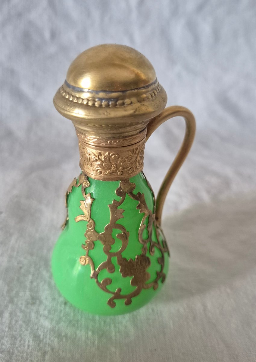 Flacon de parfum en opaline verte et habillé d’une dentelle de pomponne doré -photo-1