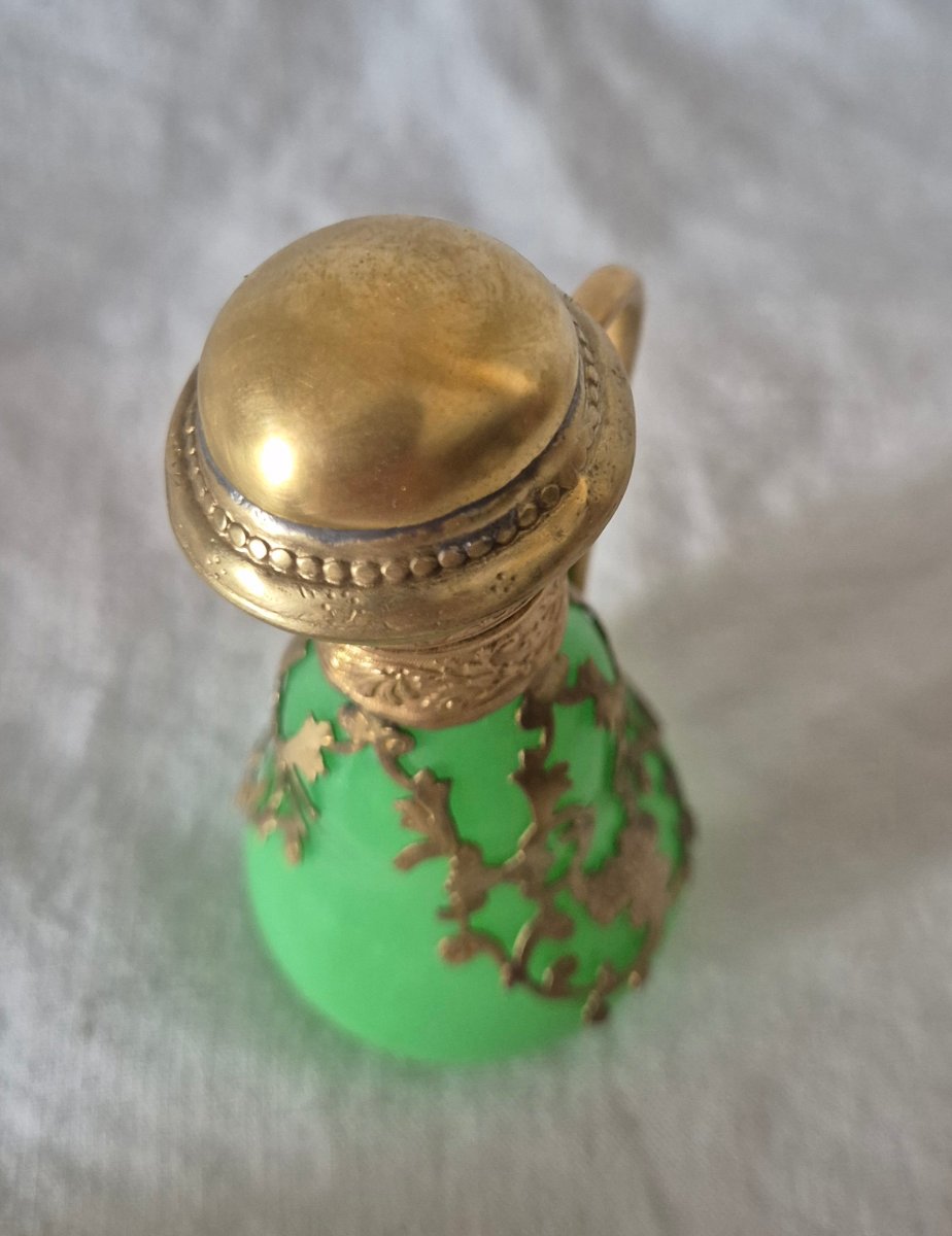 Flacon de parfum en opaline verte et habillé d’une dentelle de pomponne doré -photo-2