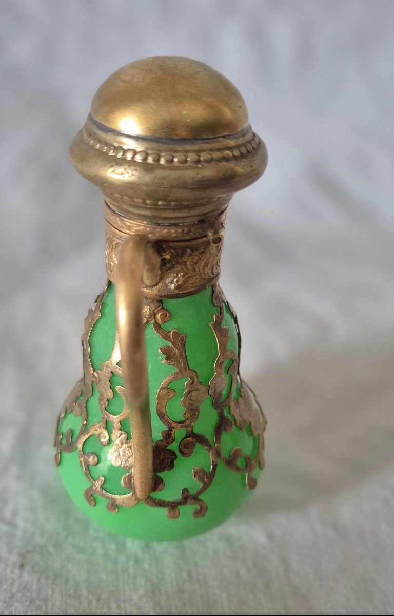 Flacon de parfum en opaline verte et habillé d’une dentelle de pomponne doré -photo-4