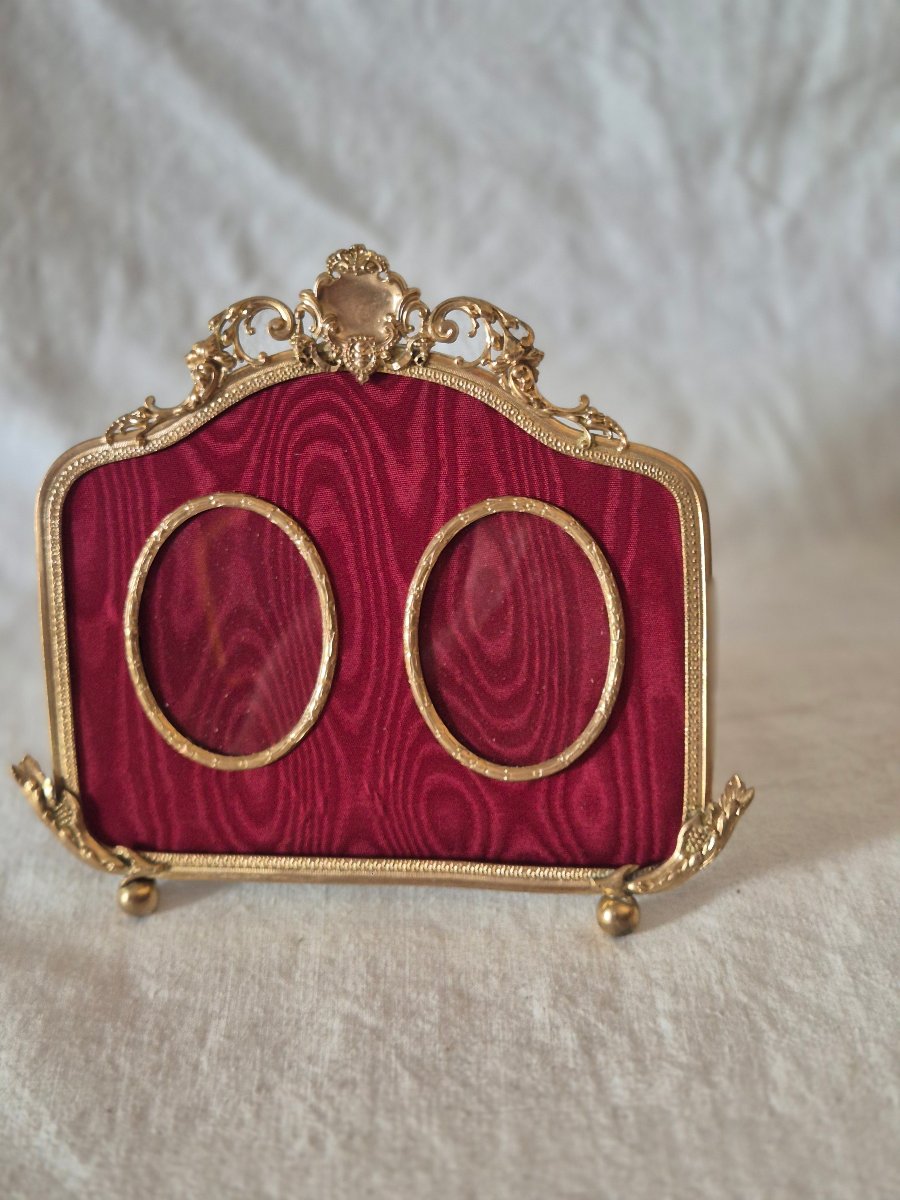 Cadre photo diptyque en bronze doré à deux vues ovales et passe partout en moire rouge opéra -photo-1