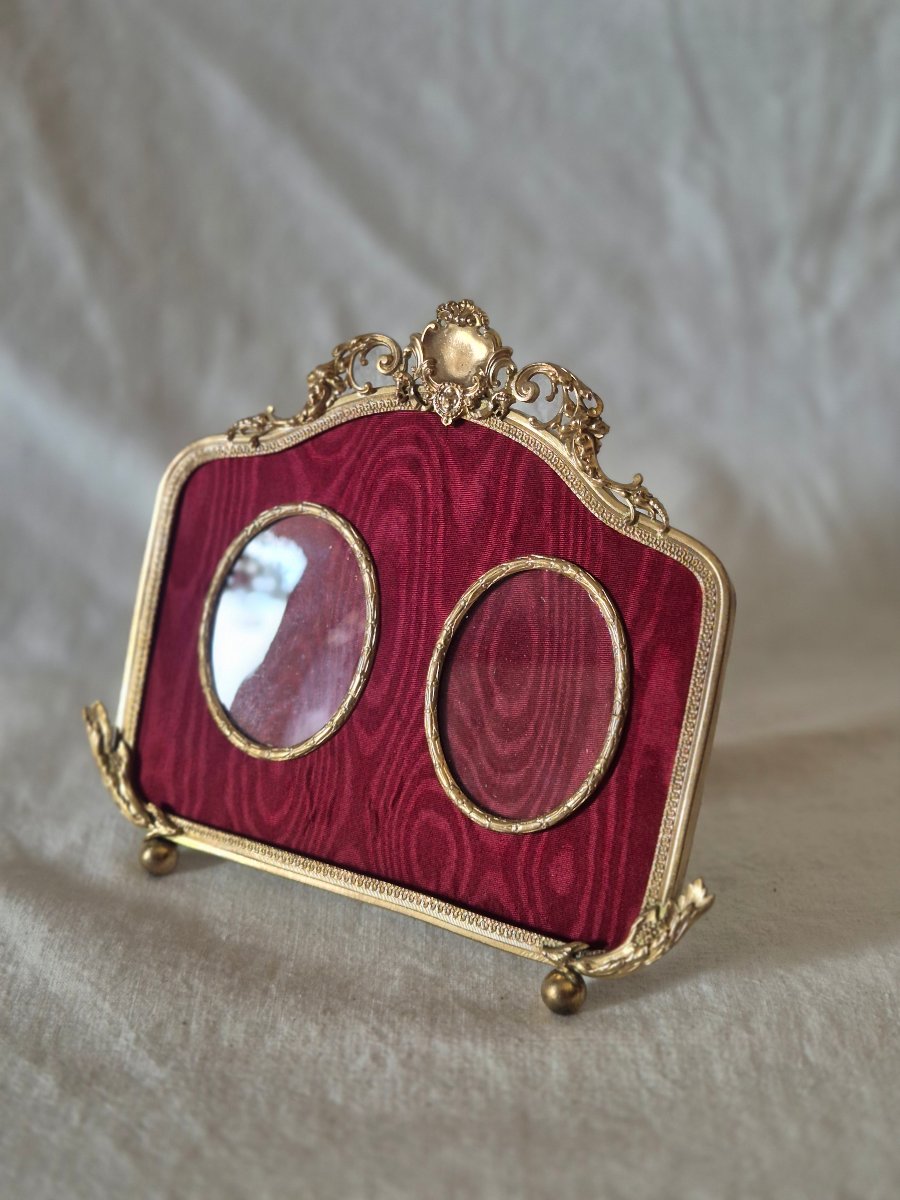 Cadre photo diptyque en bronze doré à deux vues ovales et passe partout en moire rouge opéra 